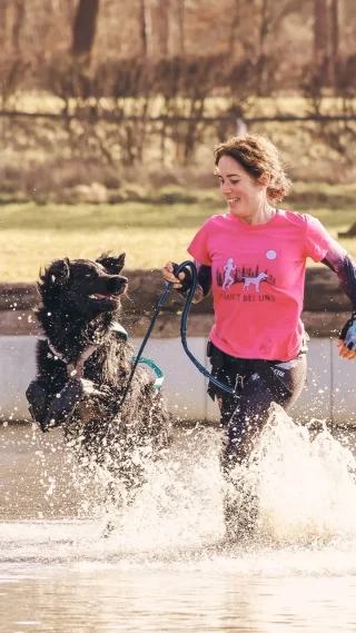 🔥 We are StrongDog – HEUTE ABEND 20 UHR GEHT’S LOS! 🔥 Ihr habt euch durchgebissen, gemeinsam Gas gegeben und einfach alles gegeben – und jetzt gibt’s eure EPISCHEN Bilder! 📸🐾 Emotionen, Power und pure Leidenschaft mit euren Hunden – unsere Fotografen haben sie alle für euch eingefangen! 💪🐕 📸 @hundestars.de 📸 @dog.paparazzi 📸 @samofotografie 📸 @kkdogfotos 📸 RacePaw Pictures (nur auf Facebook) 📸 Start/Ziel-Bilder by @maryknipstdogs folgen ⏳ Heute Abend um 20 Uhr gehen die offiziellen Eventfotos online! Sichert euch eure besten Momente, teilt eure Highlights und lasst die Erinnerungen noch einmal aufleben! 👉 Wecker stellen, Link checken & eure Bilder sichern! 📸 Taggt uns in euren Lieblingsshots! 💬 Was war euer persönliches Highlight? Schreibt’s in die Kommentare! #Strongdog #WildAndDirty #RunWithYourDog #Dogsports #Canicross #Teamwork #StrongTogether #AdrenalinPur #Hundeliebe #OutdoorAction #ChallengeYourself #GänsehautMoment #Fotoliebe #Eventfotografie #DogsOfInstagram #Sportmotivation #PowerMoves
