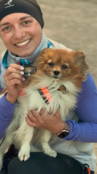Manchmal sind es die Kleinsten, die am größten strahlen. ✨ Dieser Moment, dieses Band zwischen Mensch und Hund – das ist es, worum es bei unseren einzigartigen CANILYMPICS geht. 🤩🥳🫶 Nicht Größe zählt, sondern Herz. Und davon haben die beiden mehr als genug. ❤️ #strongdog #canilympics #littledogbigheart #teamlove #emotionalmoments #hundeliebe #unvergesslich #gänsehaut #dermomentzählt #canicross