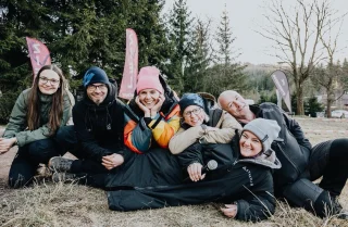 Dieses Team hat mein Herz geklaut. ❤️ Der Vibe? Unvergesslich und unbezahlbar. Die Reise? Unsere eigene Geschichte – und einfach nur legendär. 🫶 Ich FEIER euch ALLE (wir sind noch viel mehr!)!!! 😘 Pic with 🧡 by @maryknipstdogs #teamlove #vibecalledlegendary #herzensmenschen #unbezahlbarmomente #teambonding #gemeinsamgeschichte #soulcrew #workfam #mehralsnurarbeit #legendaryvibes #dreamteam